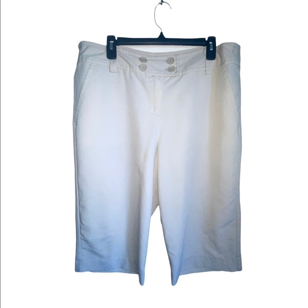 Women’s Larry Levine Stretch Long Golf Shorts. Size 16